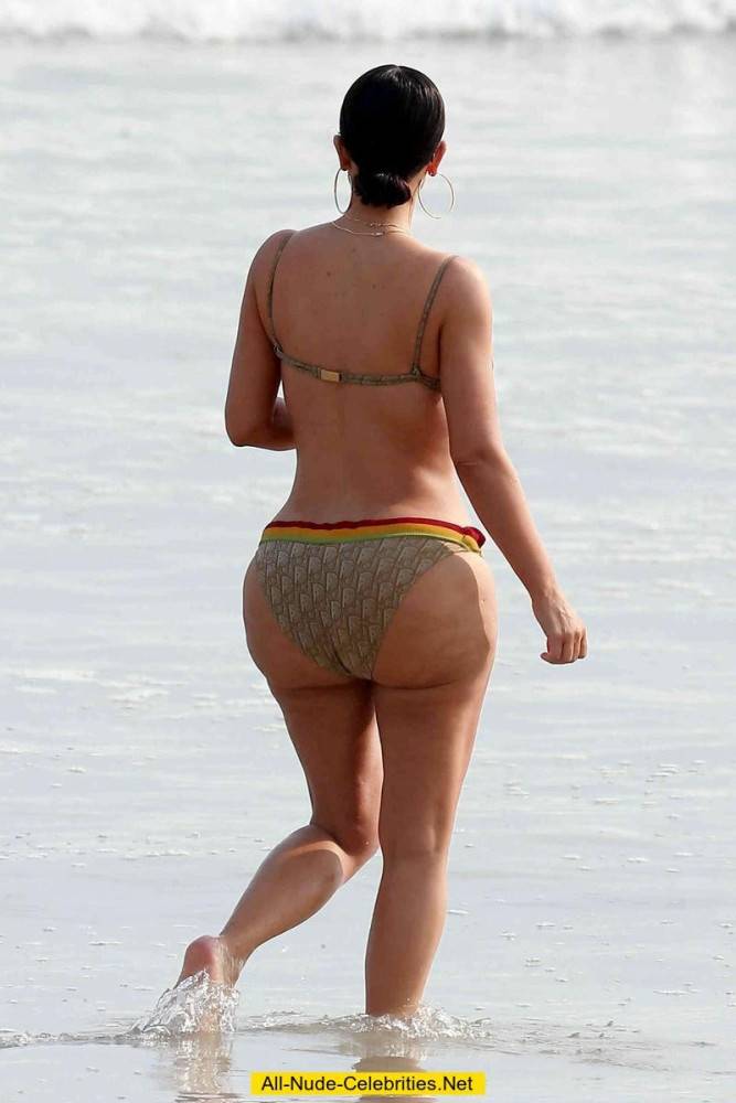 Celebrity kim kardashian posing in bikini on beach - #10