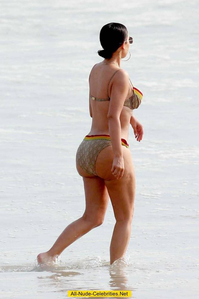 Celebrity kim kardashian posing in bikini on beach - #5