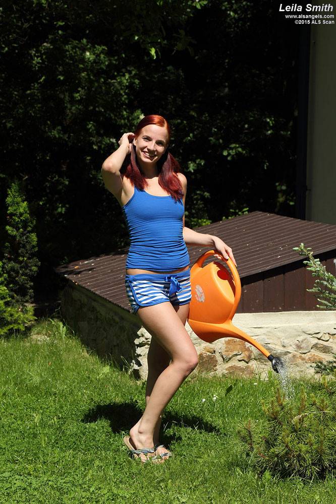 Redheaded babe spreads pussy to ram yard clippers - #1
