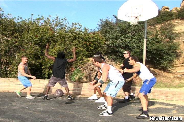 This amazing footage of 4 hot babes takin on these 5 guys on the basketball cour | Photo: 4989419