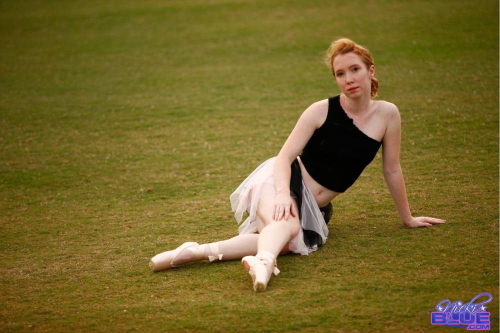 I am doing ballet in the grass. in these photos you get to see | Photo: 5106370