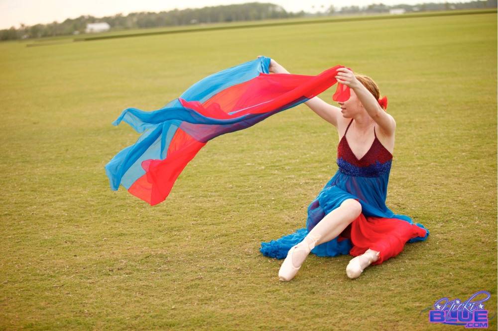 I am doing ballet in the grass. in these photos you get to see | Photo: 5106346