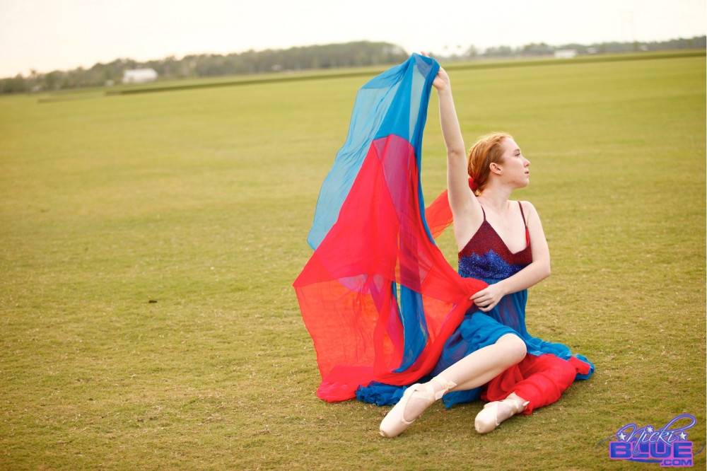 I am doing ballet in the grass. in these photos you get to see | Photo: 5106352