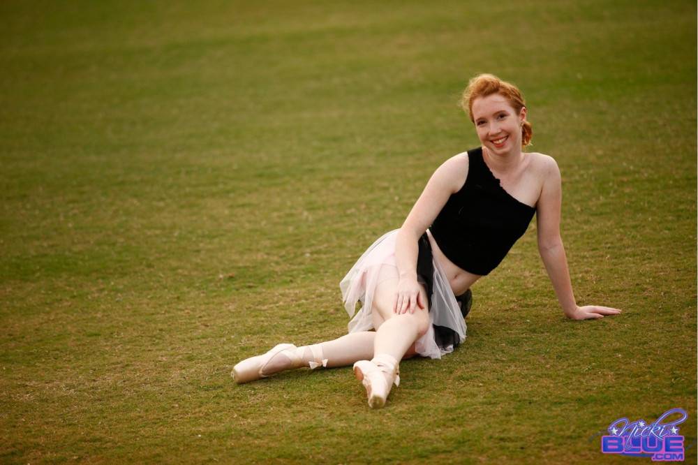 I am doing ballet in the grass. in these photos you get to see | Photo: 5106371