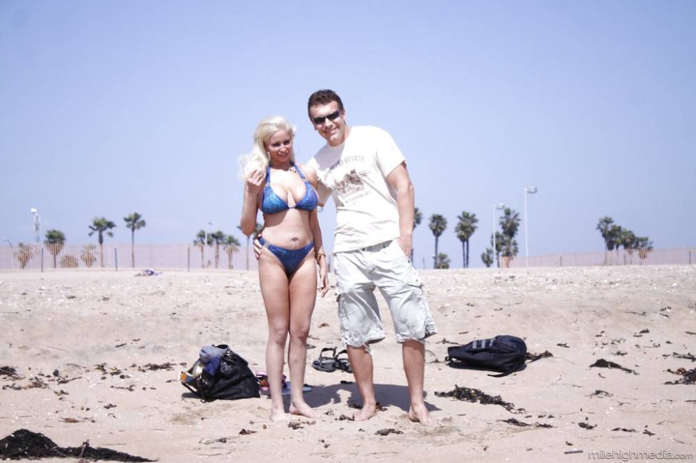 Delightful american blonde milf Holly Brooks in sexy beautiful bikini - #1