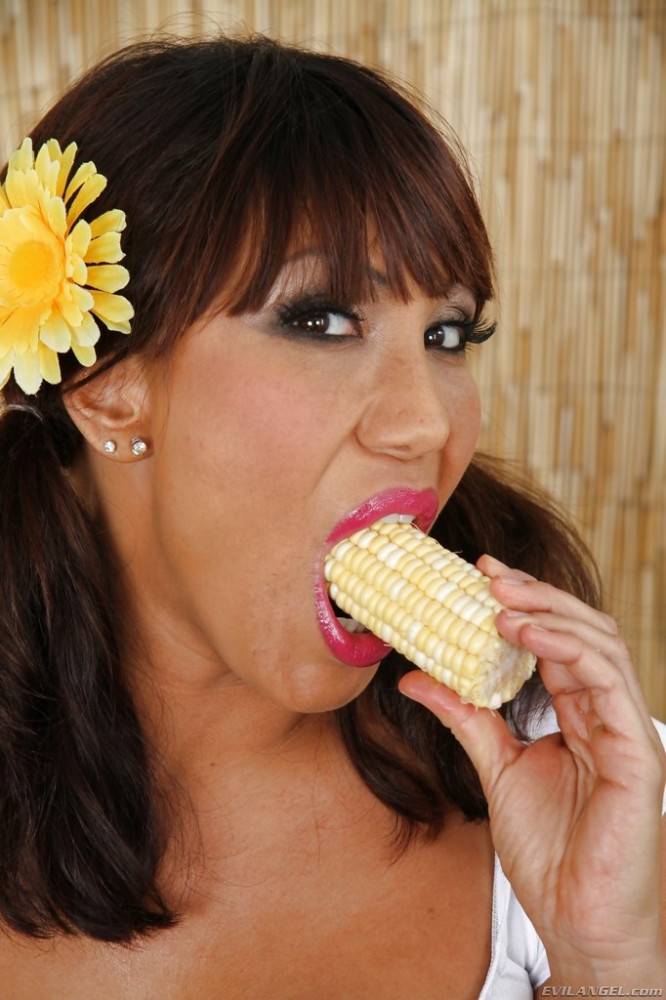 Stunning american milf Ava Devine denudes big boobs and spreads her legs | Photo: 5135510