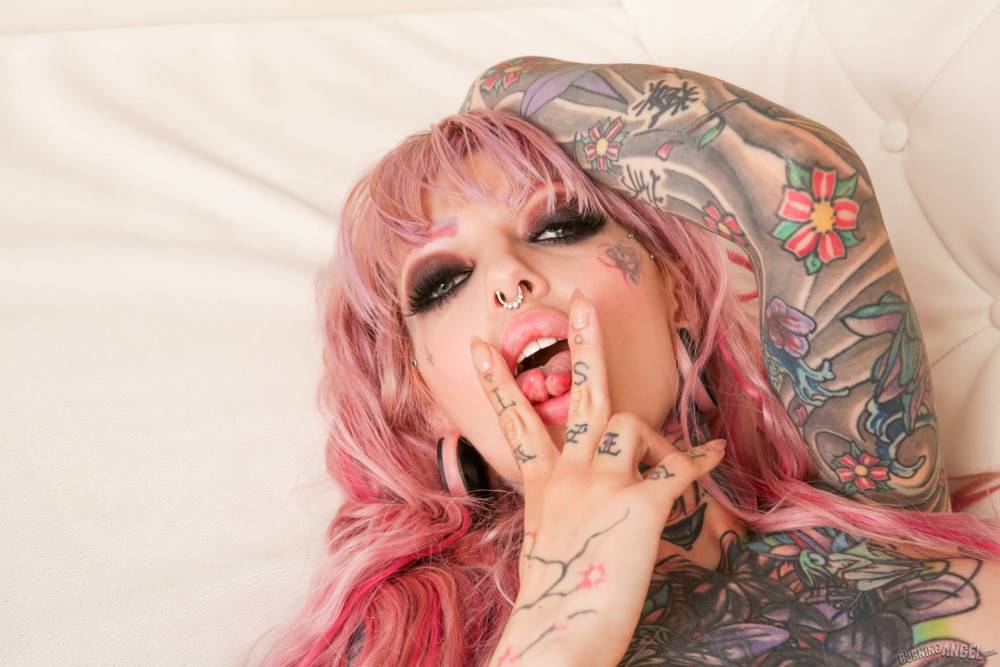 Lavishly Tattooed Hottie With Bubbly Tits Gets Screwed On The Couch - #16