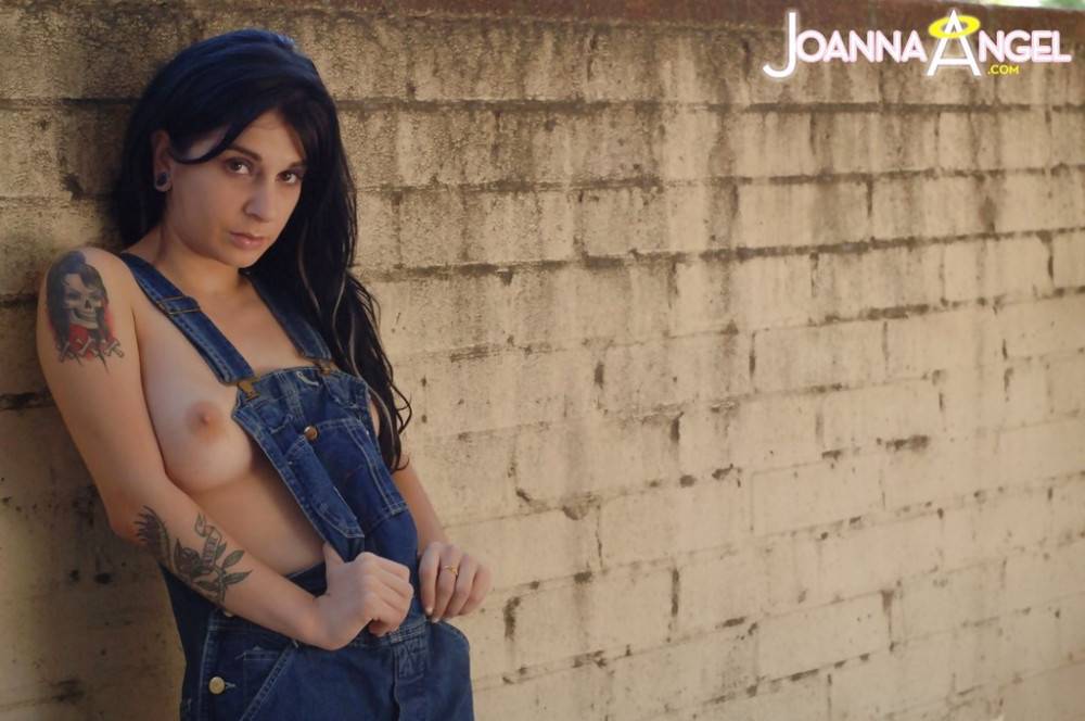 Delightful american dark hair milf Joanna Angel in sexy jeans showing big titties and sexy butt - #4