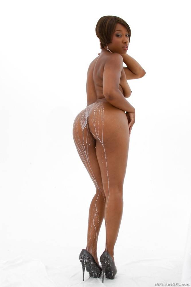Stunning american milf Imani Rose showing her ass - #8