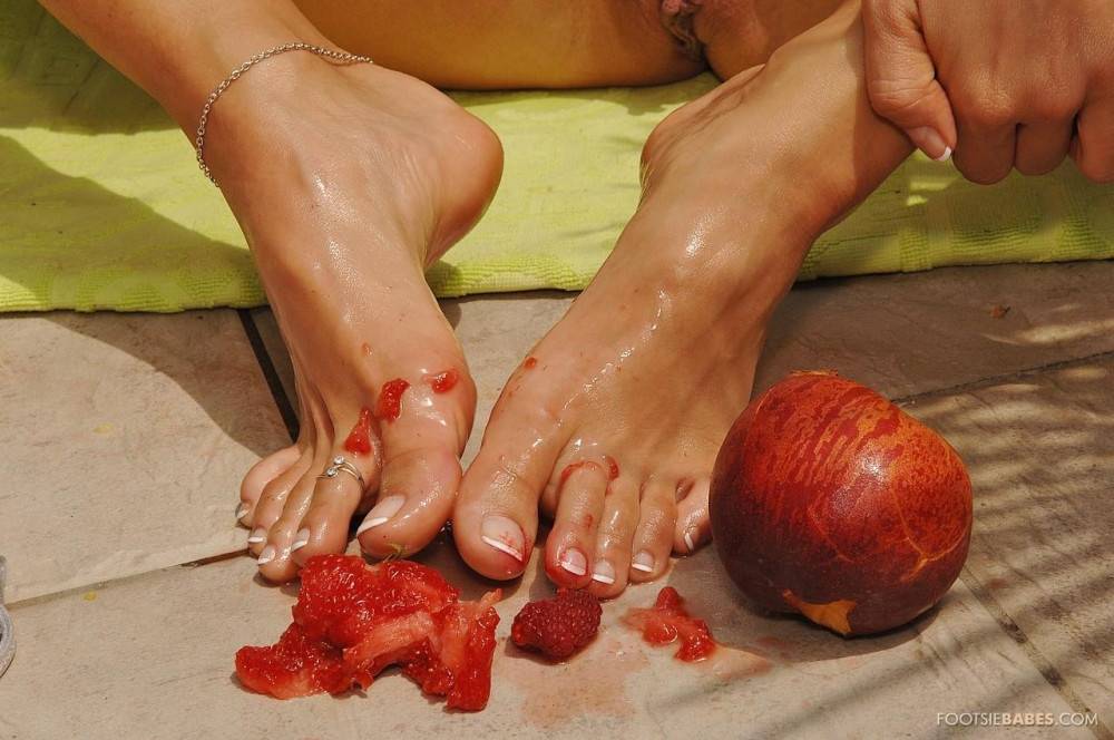 Leggy Blonde Sandy Mixes Fruits With Her Feet After Removing Her Bikini By The Pool - #11