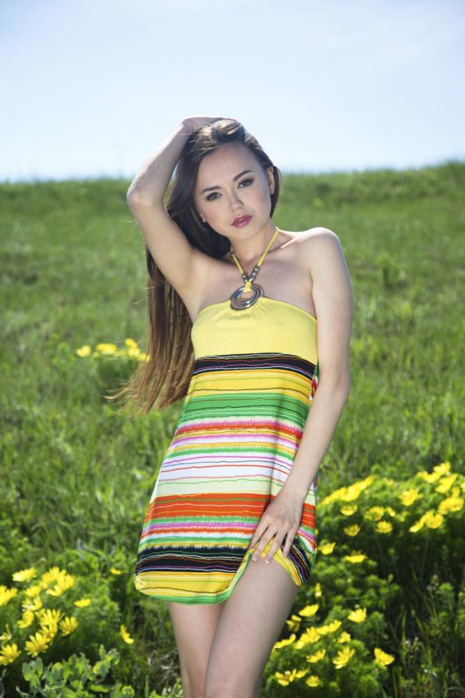 Jaw Dropping Asian Hottie Li Moon Shows Her Nude Body In The Field For The Camera - #2