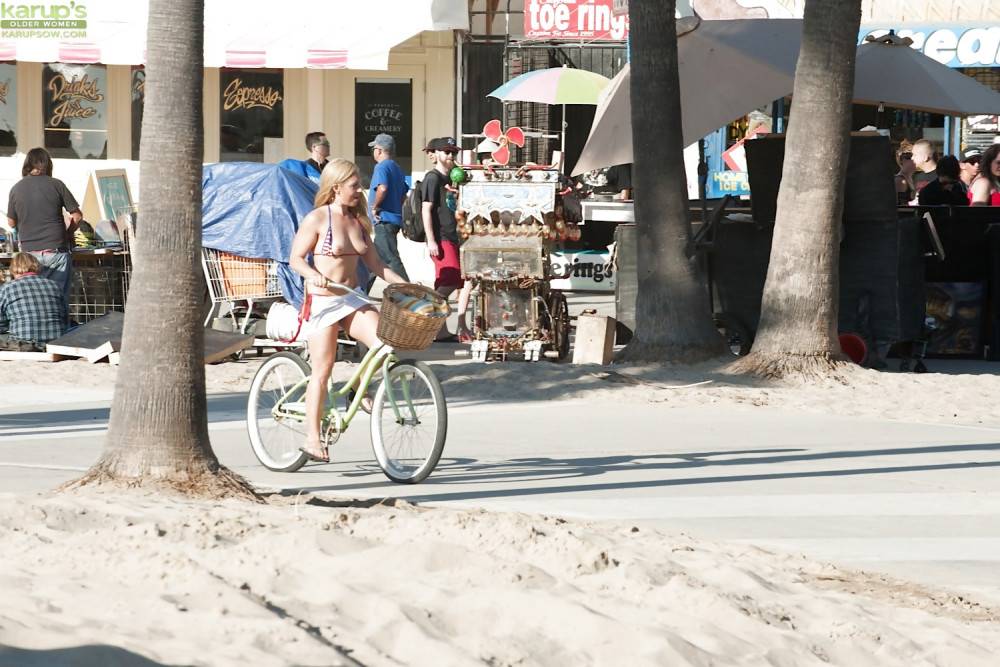 Curious american blonde aged Stevie Lix exhibits her ass at beach - #10