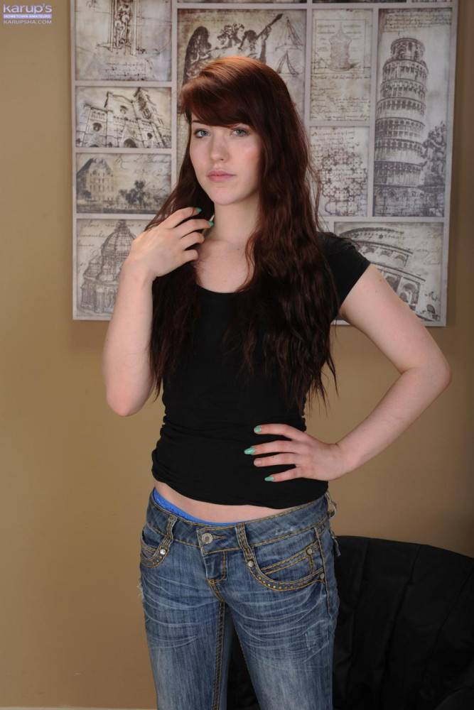 Amateur Redhead Teen Gwen Stark Enjoys In Showing Her Shaved Slit On Cam - #1