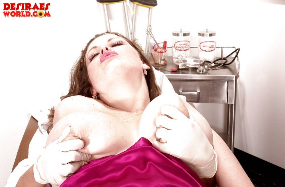 Inviting american milf Desirae exposing big boobs and loving sex toy | Photo: 5609160