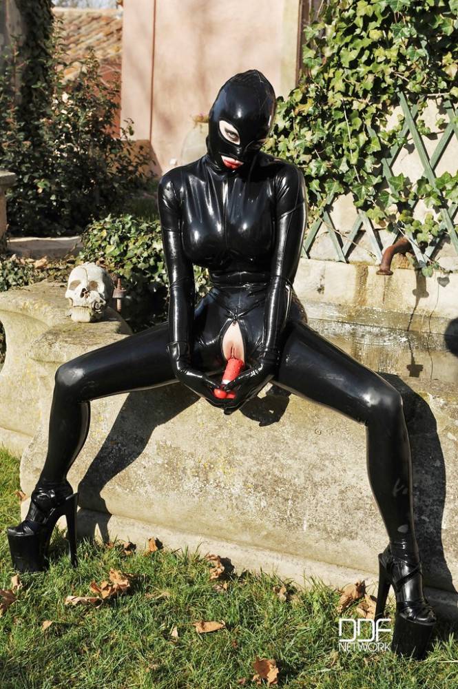 Sexy british Latex Lucy in hot fetish gallery outside - #12