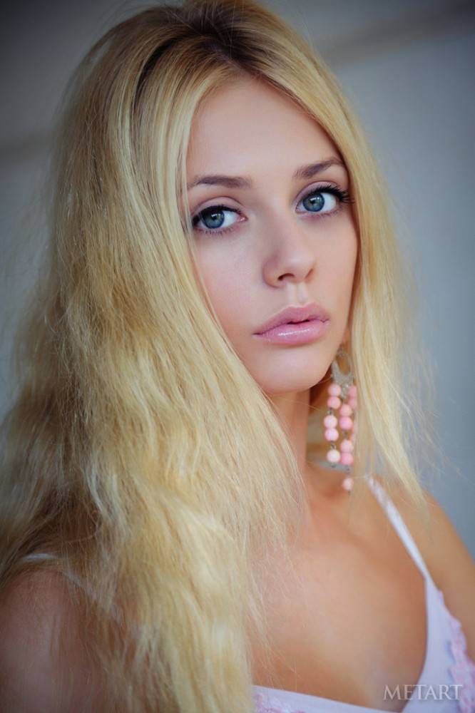 Enchanting ukrainian blonde Jennifer Mackay exhibiting big knockers and bald pussy - #1