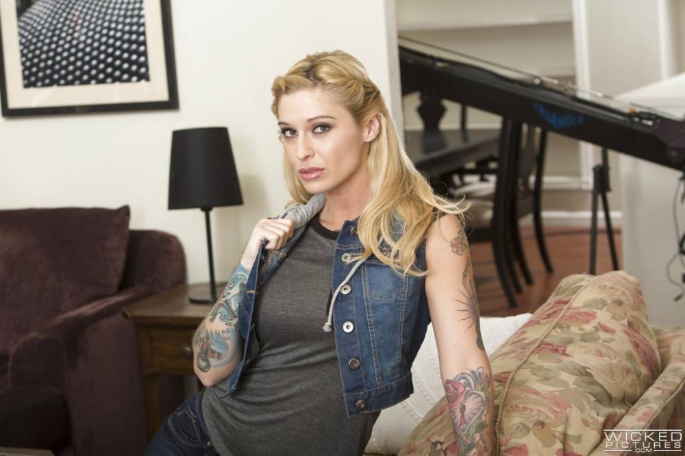 Appealing american blonde Kleio Valentien in sexy jeans exposing big boobs and spreading her legs - #2