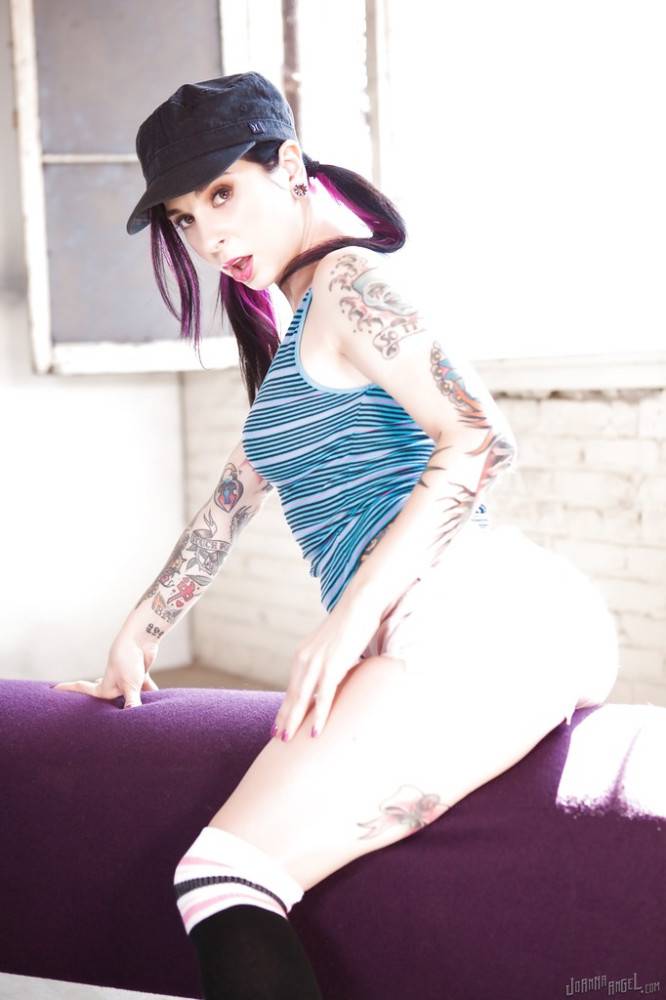 Excellent american milf Joanna Angel exposes her butt in and jerks off - #6