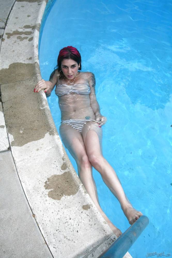 Deluxe american milf Joanna Angel bares her butt near the pool - #16