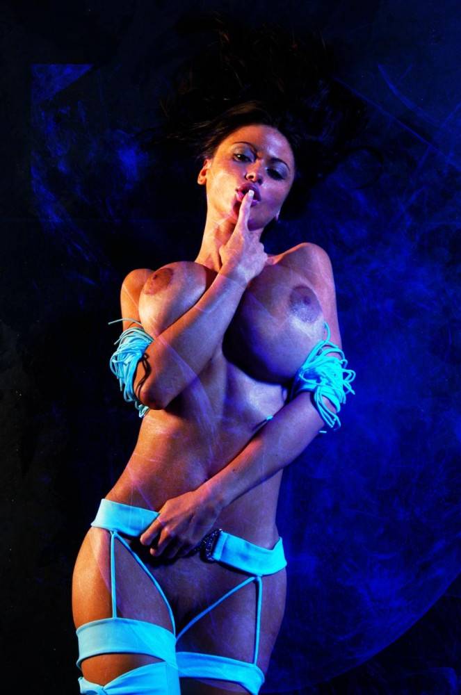 Breathtakingly Sexy Action Babe Veronica Zemanova Displays Her Oiled DD\'s - #10