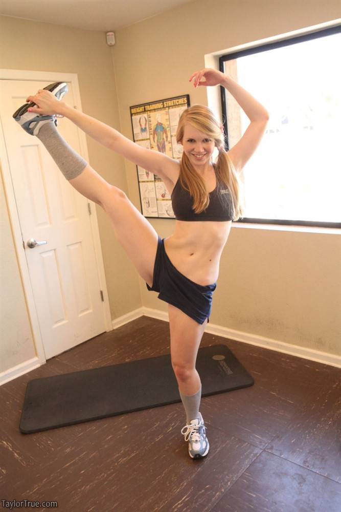 Blonde Teen Babe Taylor True Works Out And Shows Us Her Bod In Her Workout Clothes - #11