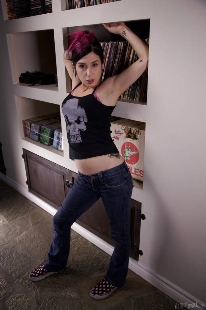 Hot american milf Joanna Angel in jeans bares her butt - #5