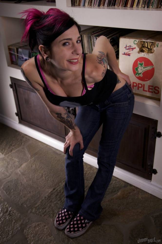 Hot american milf Joanna Angel in jeans bares her butt - #3