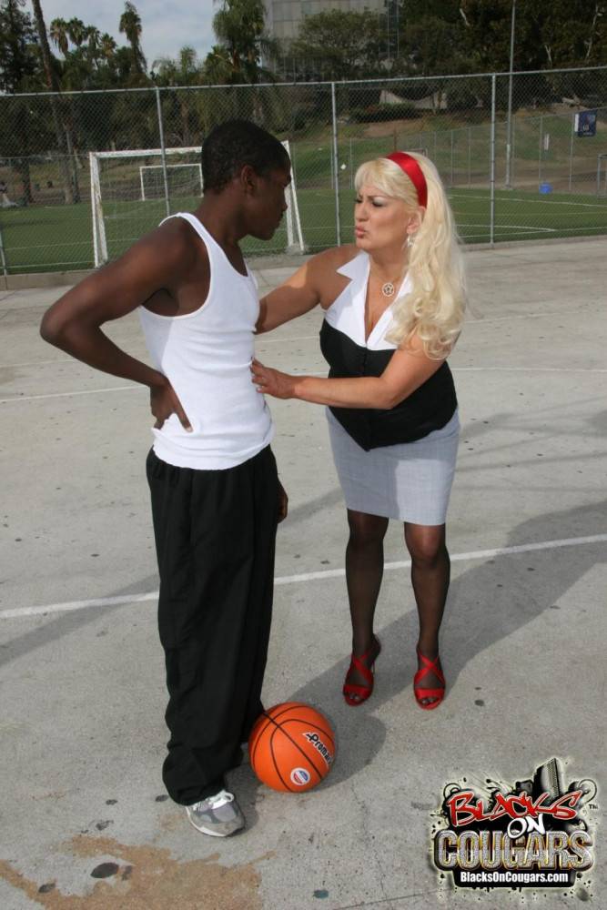 Lusty Mature Dana Hayes Picks Up A Black Basketball Player Then Sucks And Fucks Him Hard - #8