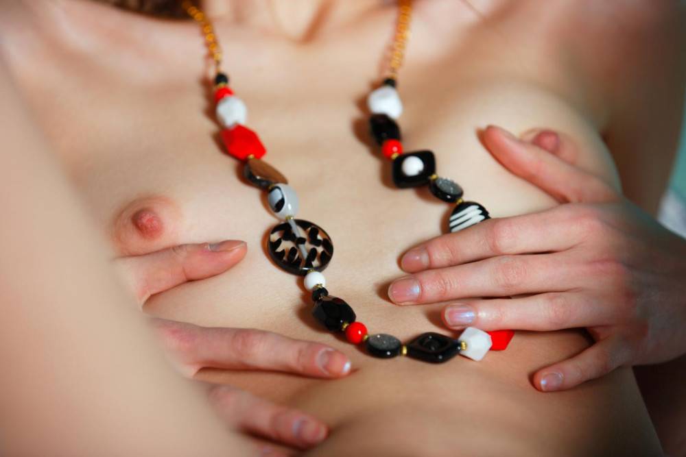 Naked Bimbo Kitana A Is Playing With The Beads Worn On The Burning Hot Body - #8
