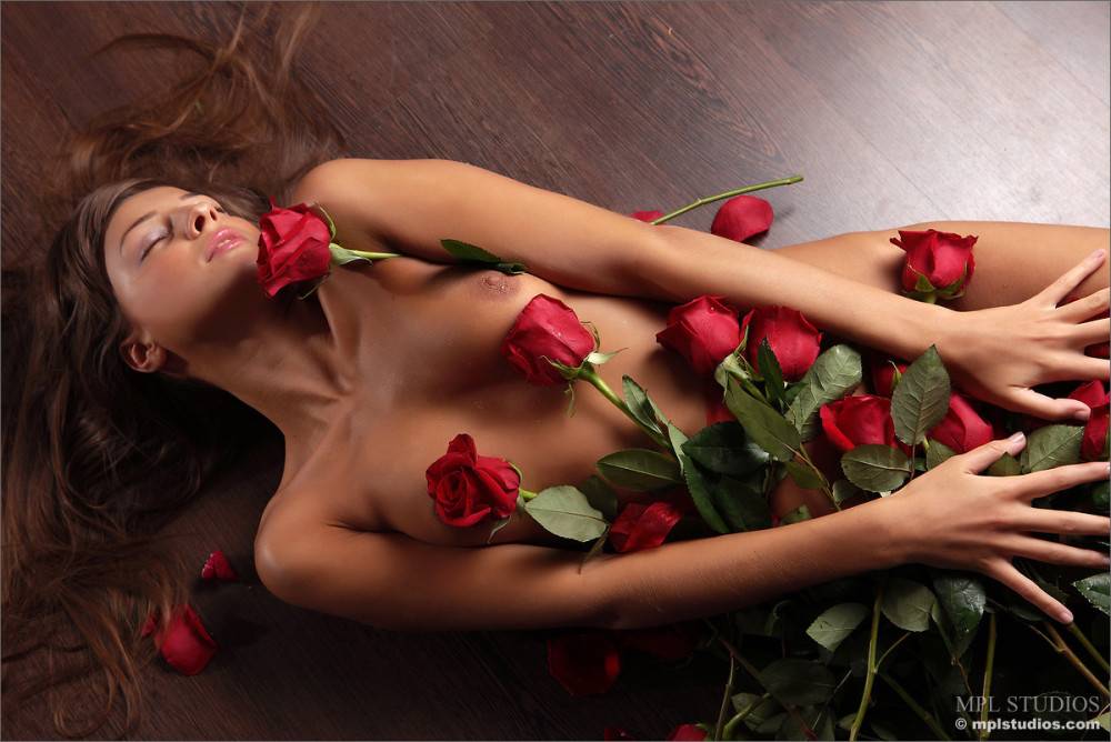 Romantic Melena A Poses With Lots Of Roses And Nothing Else On Her Nude Body - #6