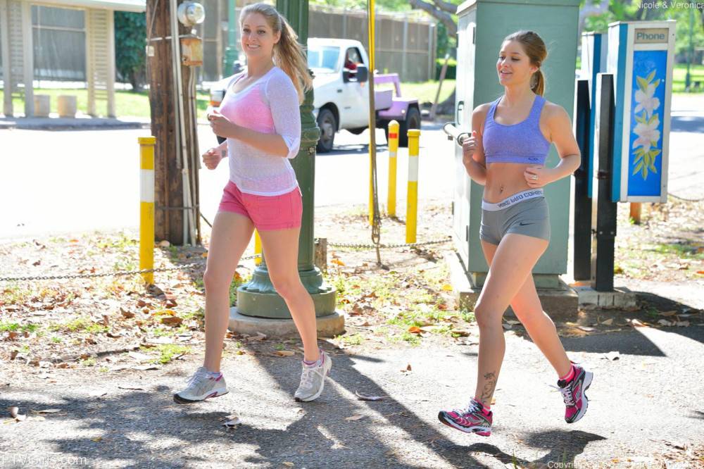 Outdoor Loving Babes Teddi Rae And Veronica Weston Go Jogging Which Quickly Turns Into Flashing. - #3