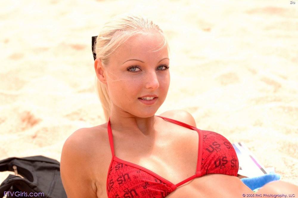 Sexy Blonde Teen Victoria Kruz In Red Bikini Poses On The Sand And Cliffs - #2