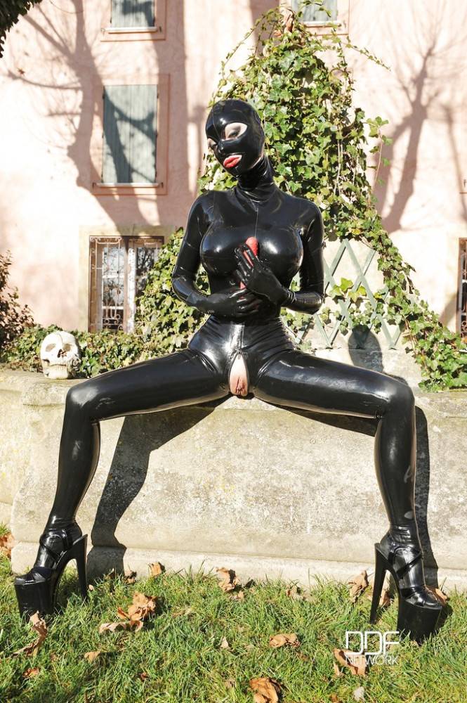 Hot british babe Latex Lucy in fetish gallery outdoor - #12
