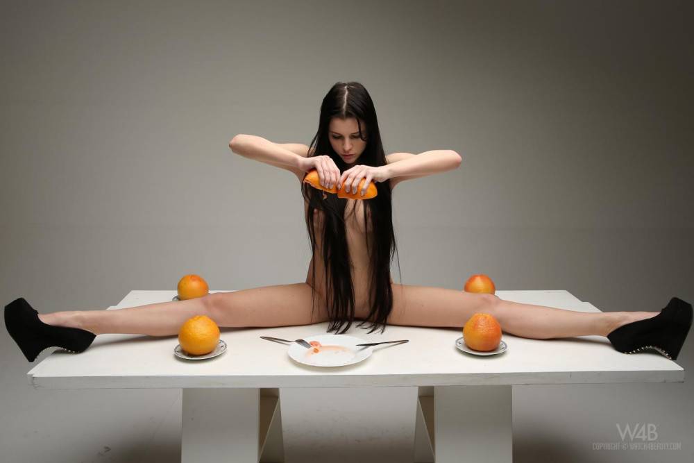 This Is So Sexy! Naked Model Valerie Playing With A Big Knife And Some Grapefruits. Which, As You Will Be Able To See, Are Almost As Juicy As Valerieâ€™s Pussy! - #11