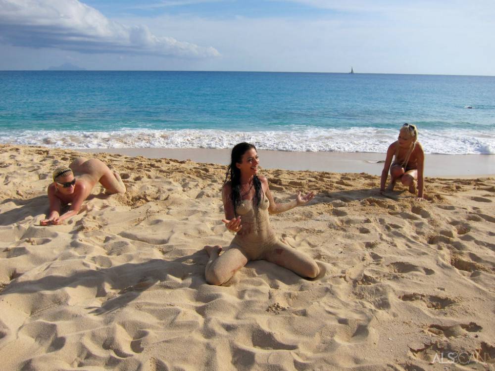 Luscious babes Franziska, Kacey Jordan, Sara Jaymes and Bibi Noel enjoying crazy lesbian groupsex on the beach | Photo: 6362817