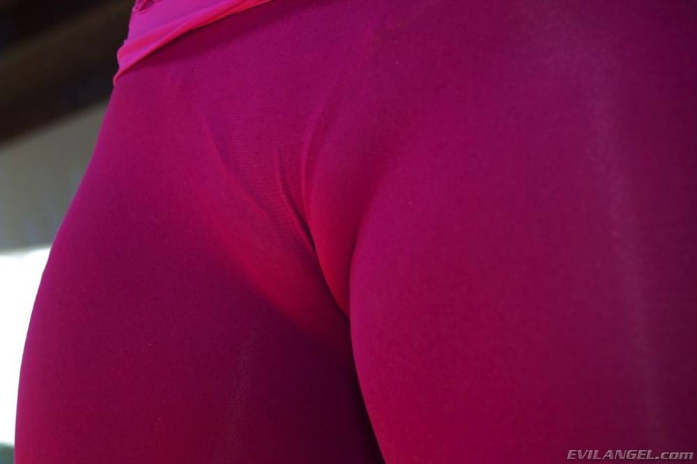 Attractive american hottie Briella Bounce exhibiting her butt outside - #9