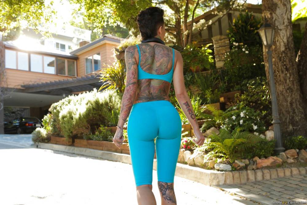 Delightful american milf Bella Bellz exposes big titties and hot ass outdoor - #6