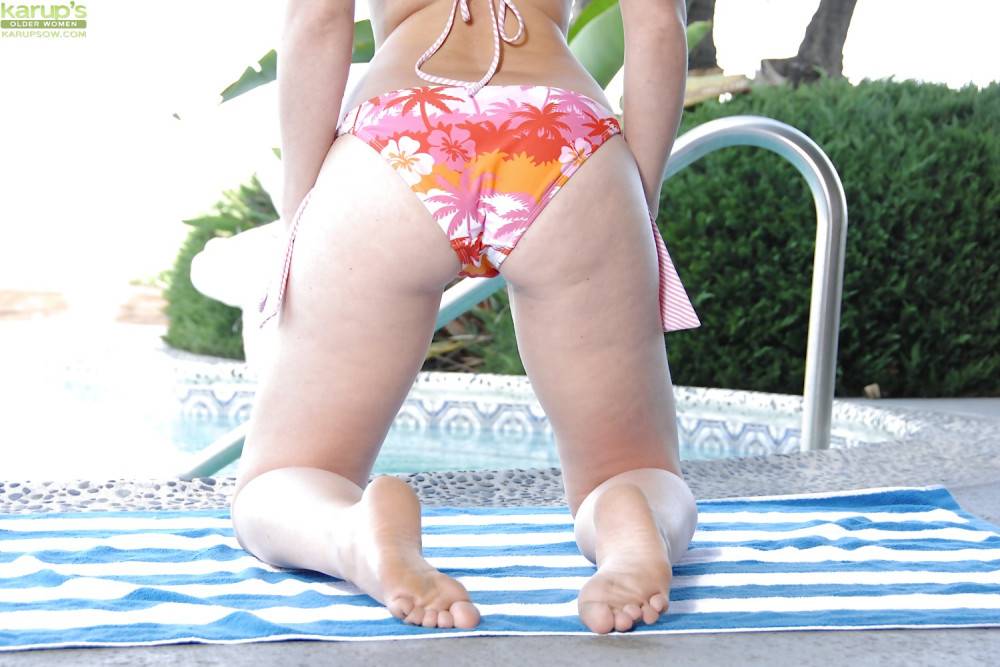 Stunning australian milf Shakira May unveiling tiny tits and sexy butt near the pool | Photo: 6812976