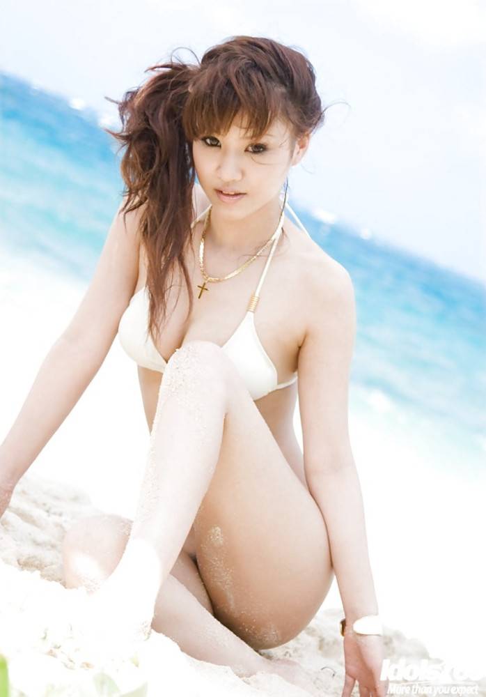 Sexy japanese hottie Mari Misaki exposes her butt at beach - #14