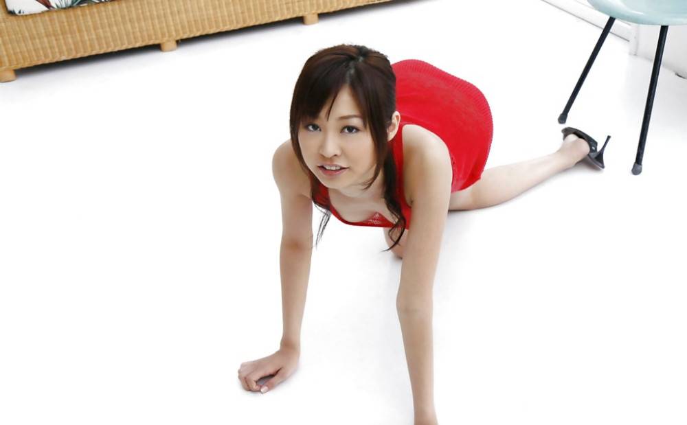 Attractive japanese hottie Hara Sarasa bares her ass - #4