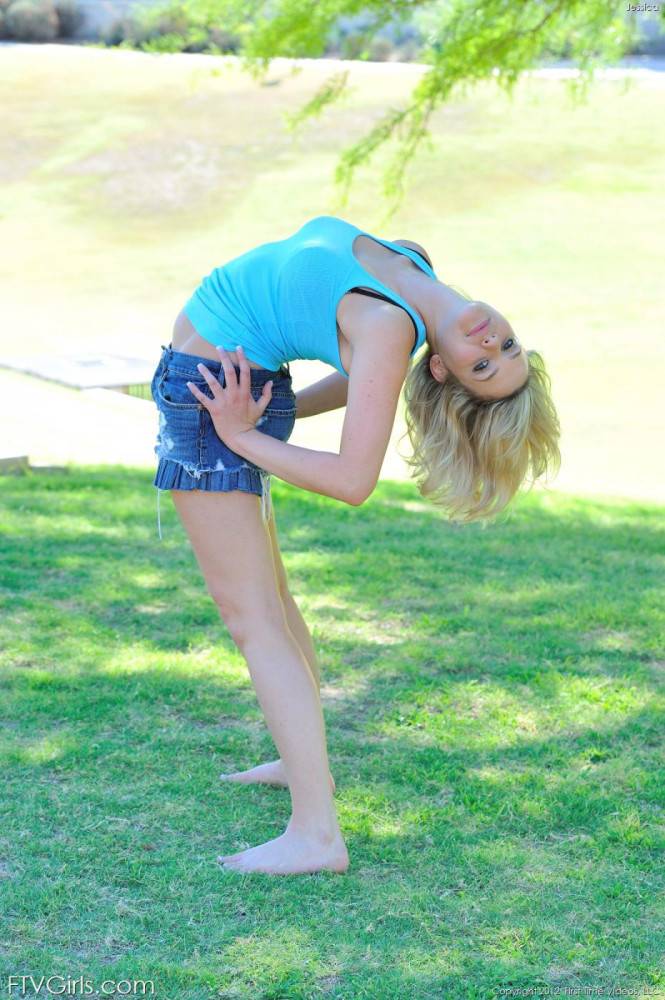 Blonde Babe Mia Malkova Is Outdoor Doing Gymnastics And Showing The Body Flexibility - #3