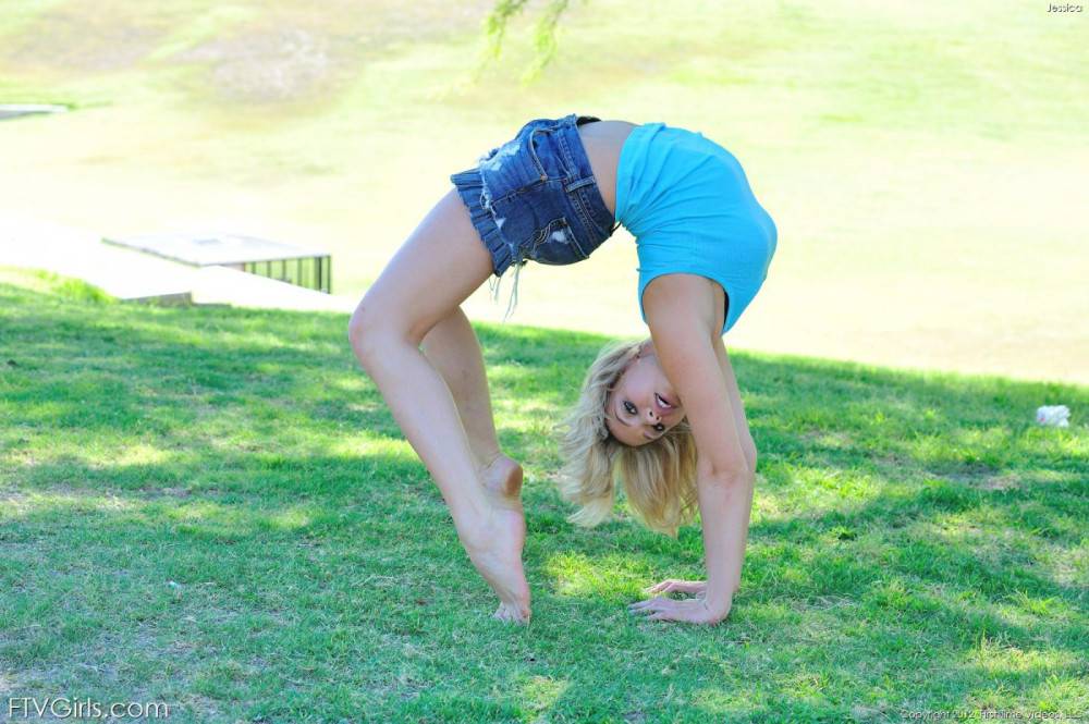 Blonde Babe Mia Malkova Is Outdoor Doing Gymnastics And Showing The Body Flexibility - #4