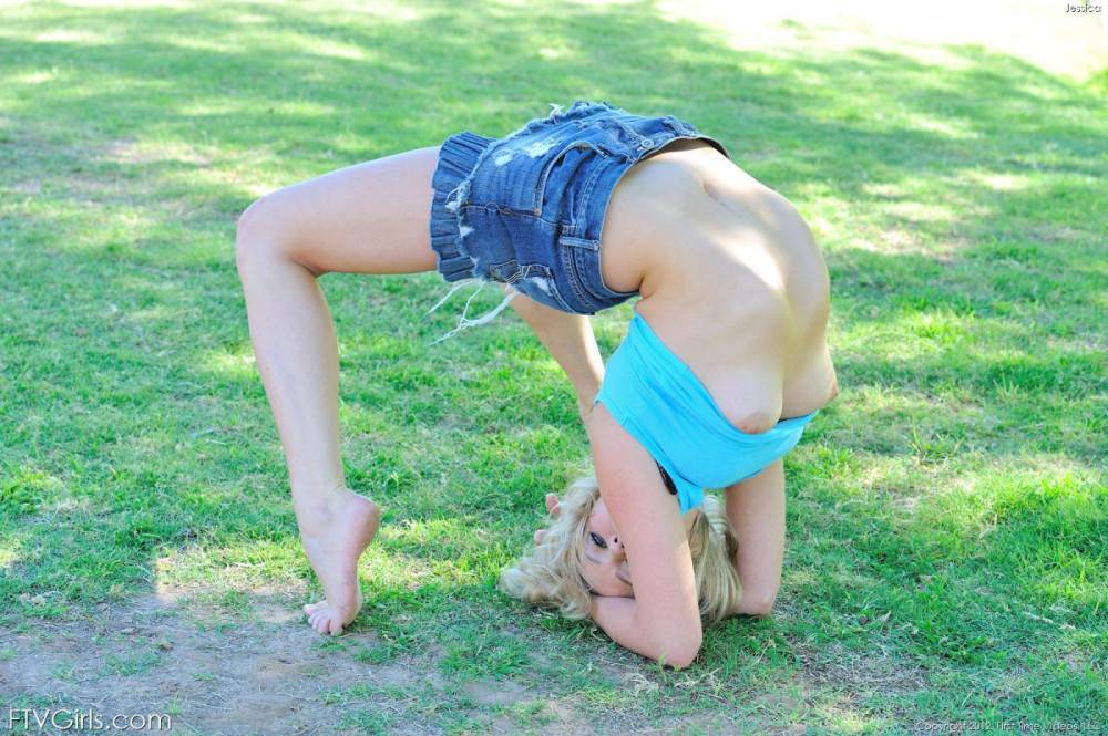 Blonde Babe Mia Malkova Is Outdoor Doing Gymnastics And Showing The Body Flexibility - #7