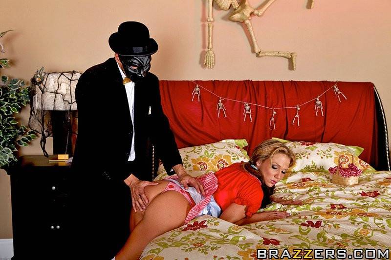 Nikki Sexx And Alanah Rae Get Their Holes Stuffed By Horny Man In Black Mask - #12