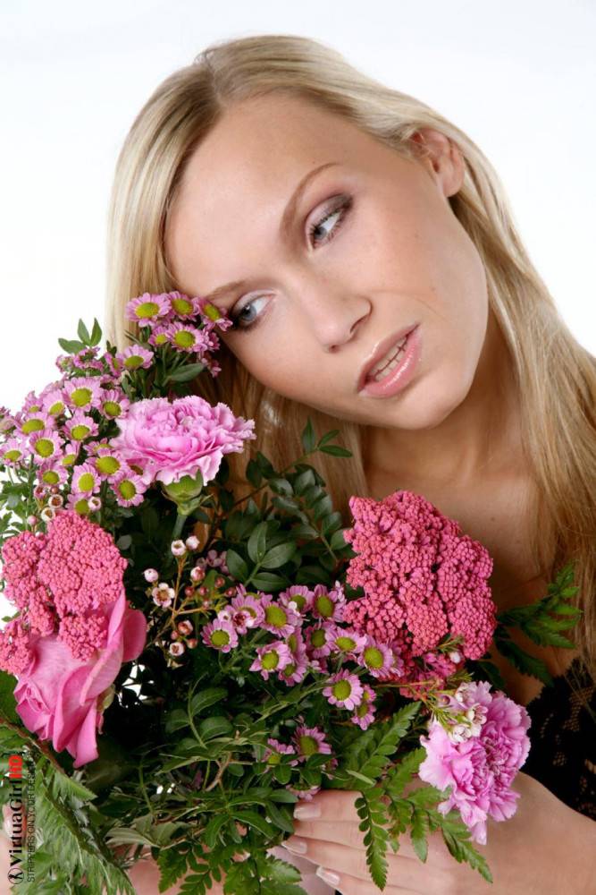 Behind Those Flowers, Blonde Lizzy Merova Is Hiding An Amazing Body Ready For Revealing. - #7