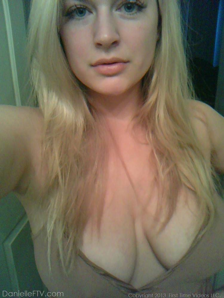 Blonde amateur Danielle Ftv dons numerous outfits for non nude selfies - #9