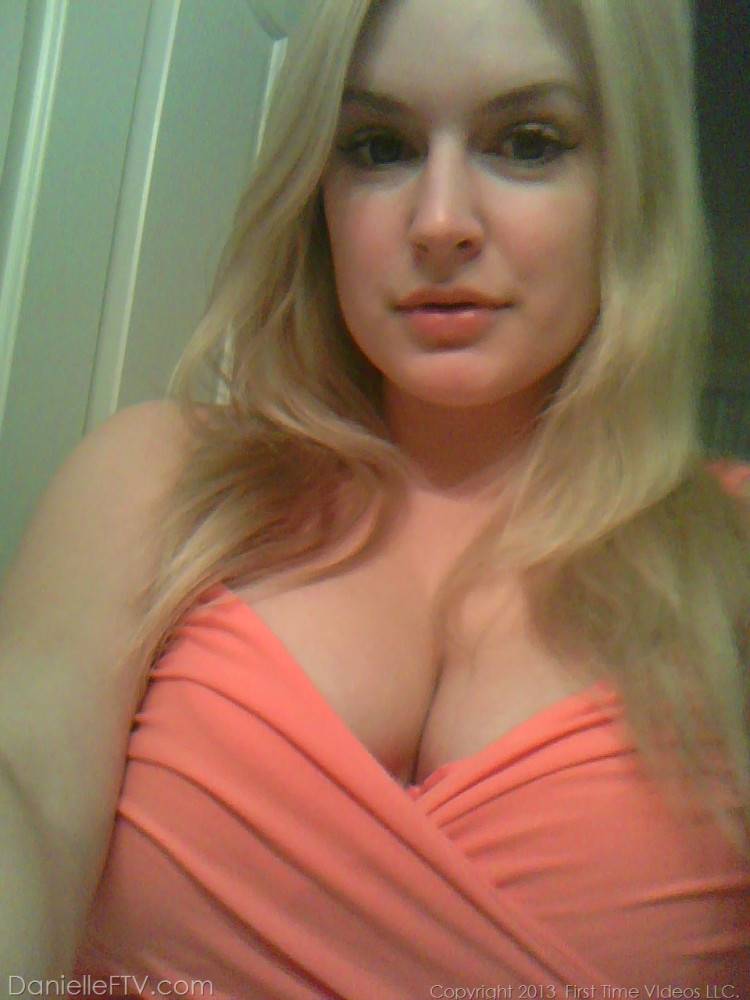 Blonde amateur Danielle Ftv dons numerous outfits for non nude selfies - #5