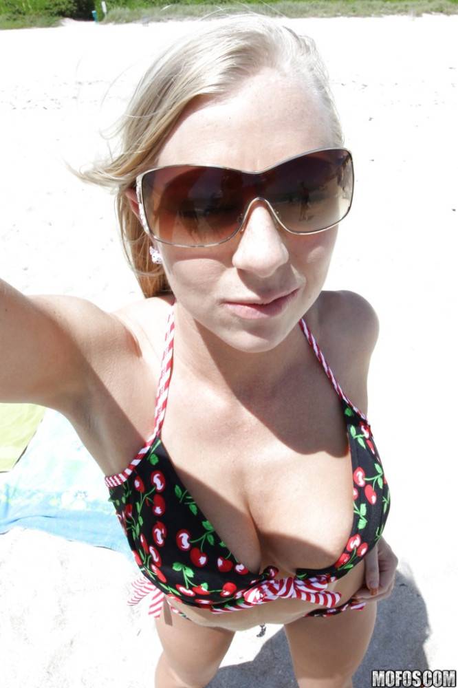 Very attractive american milf Britney Brooks revealing big boobs and undressing on the beach - #9