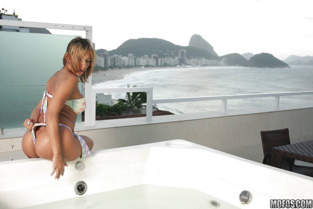 Inviting brazilian milf Suzy Anderson revealing big titties and butt in bath - #4