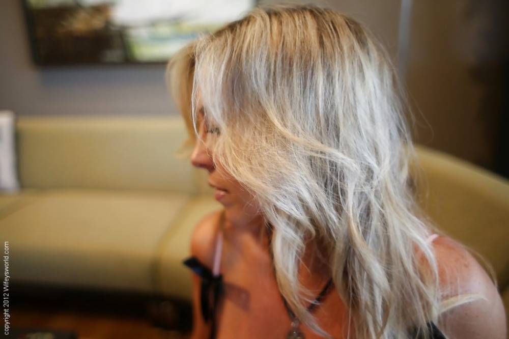 Inviting american blond wife Sandra Otterson posing in hot underwear on camera - #12